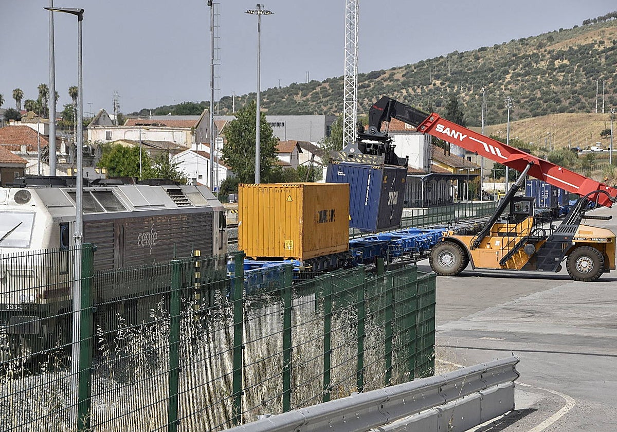 Carga de un tren de mercancías en la terminal portuguesa de Elvas.