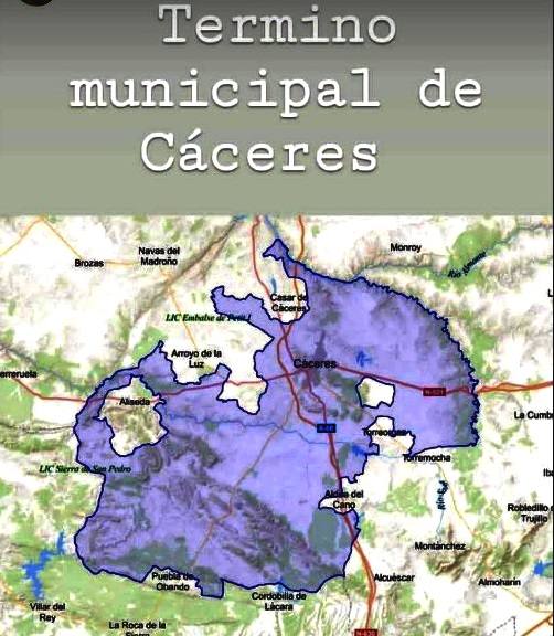 En la conferencia Antonio Floriano habla del extenso termino municipal de la ciudad de Cáceres, indicando: “cuando los primitivos casareños salían a hacer ‘pis’ a las puertas de sus casas lo hacían sobre el termino de Cáceres”.