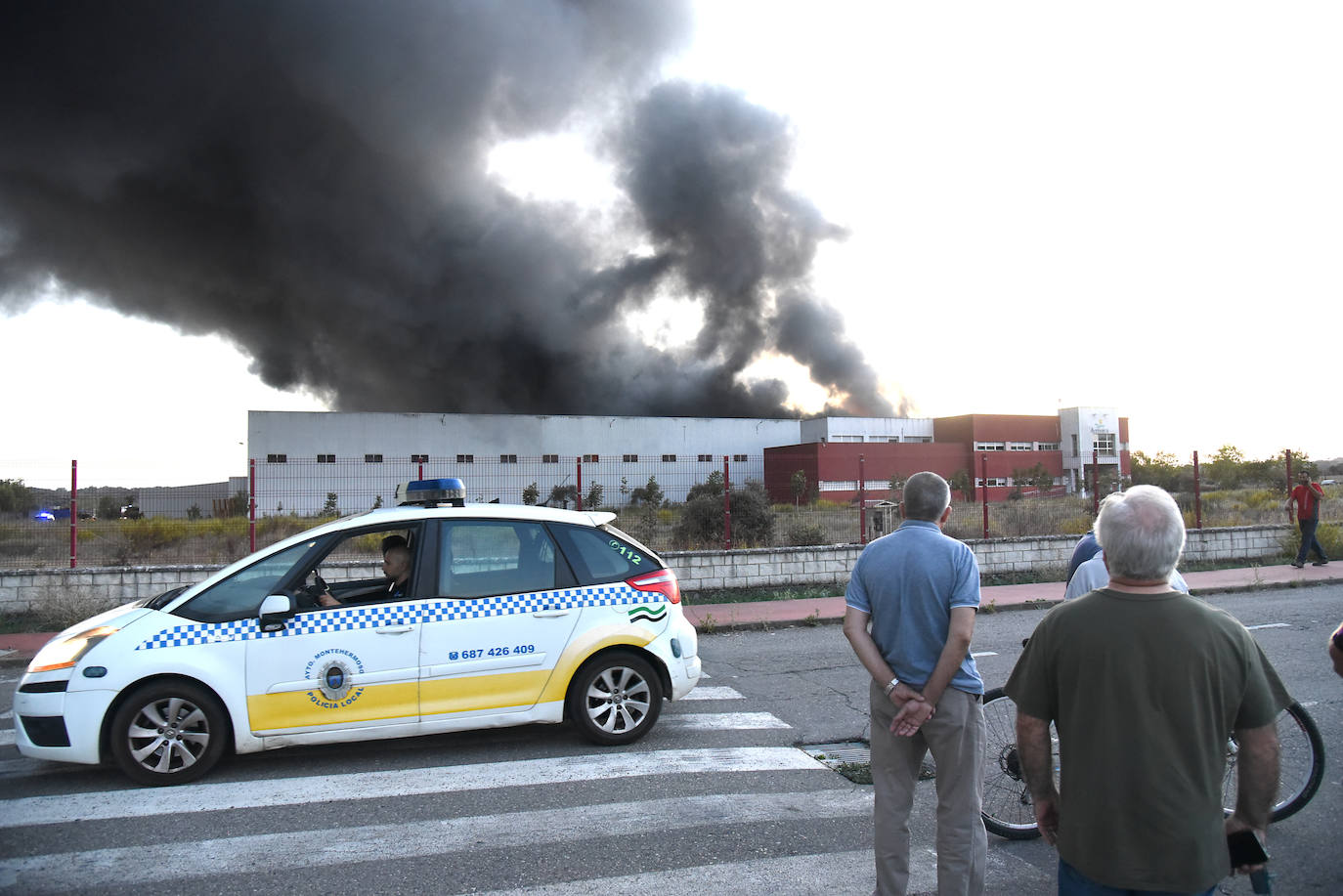 Imágenes del incendio en una aceitunera de Montehermoso