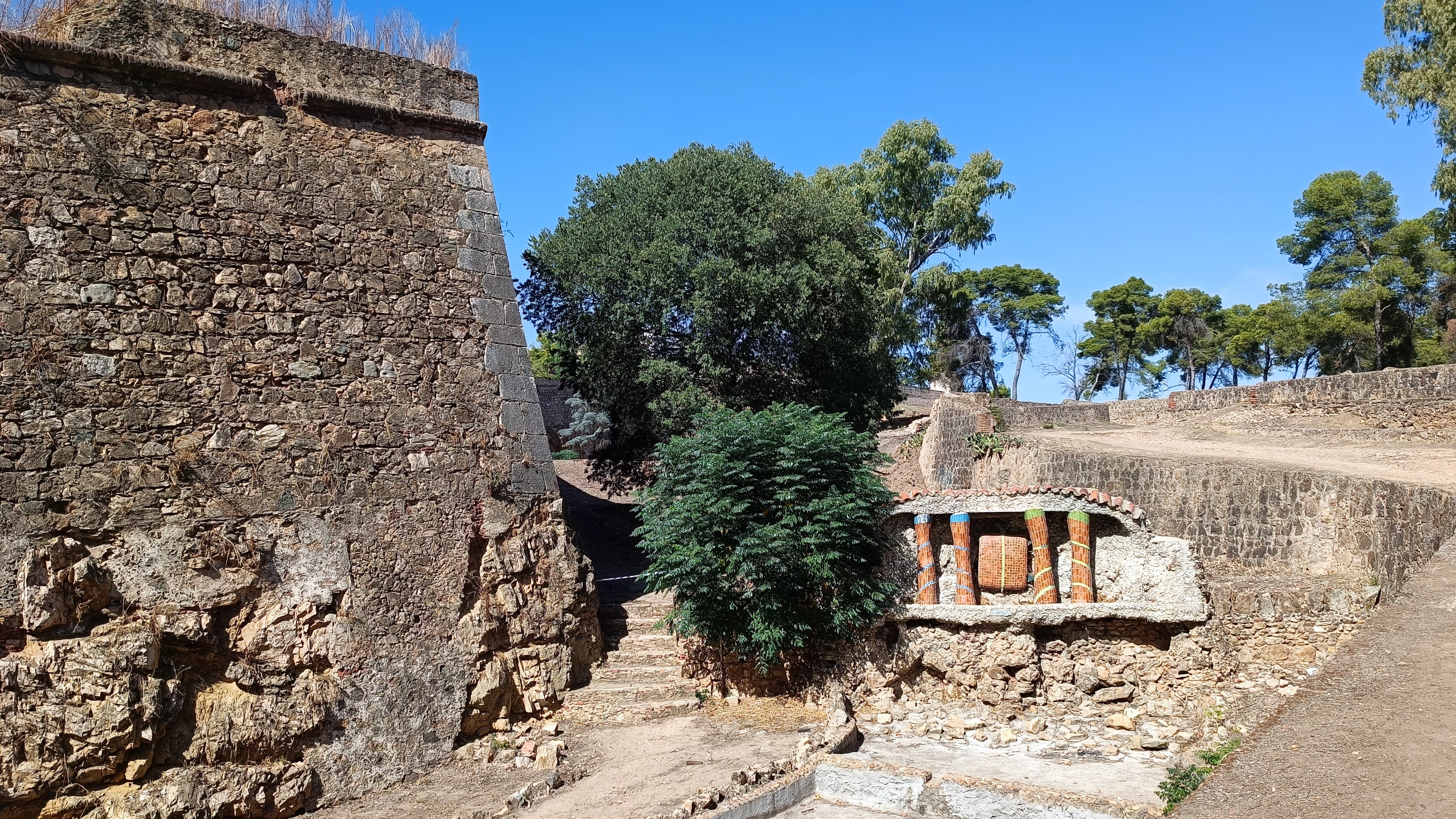Zona de la muralla en la que se encontró el cadáver de Félix Guerra, fallecido el domingo.