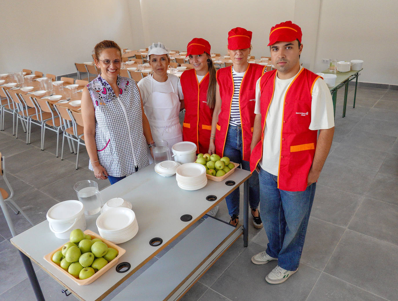 La directora del colegio, Margarita Gil; la coordinadora de comedor, Marisol Antonio y los monitores, Laura García, Sonsoles González y Adrián Nieto.