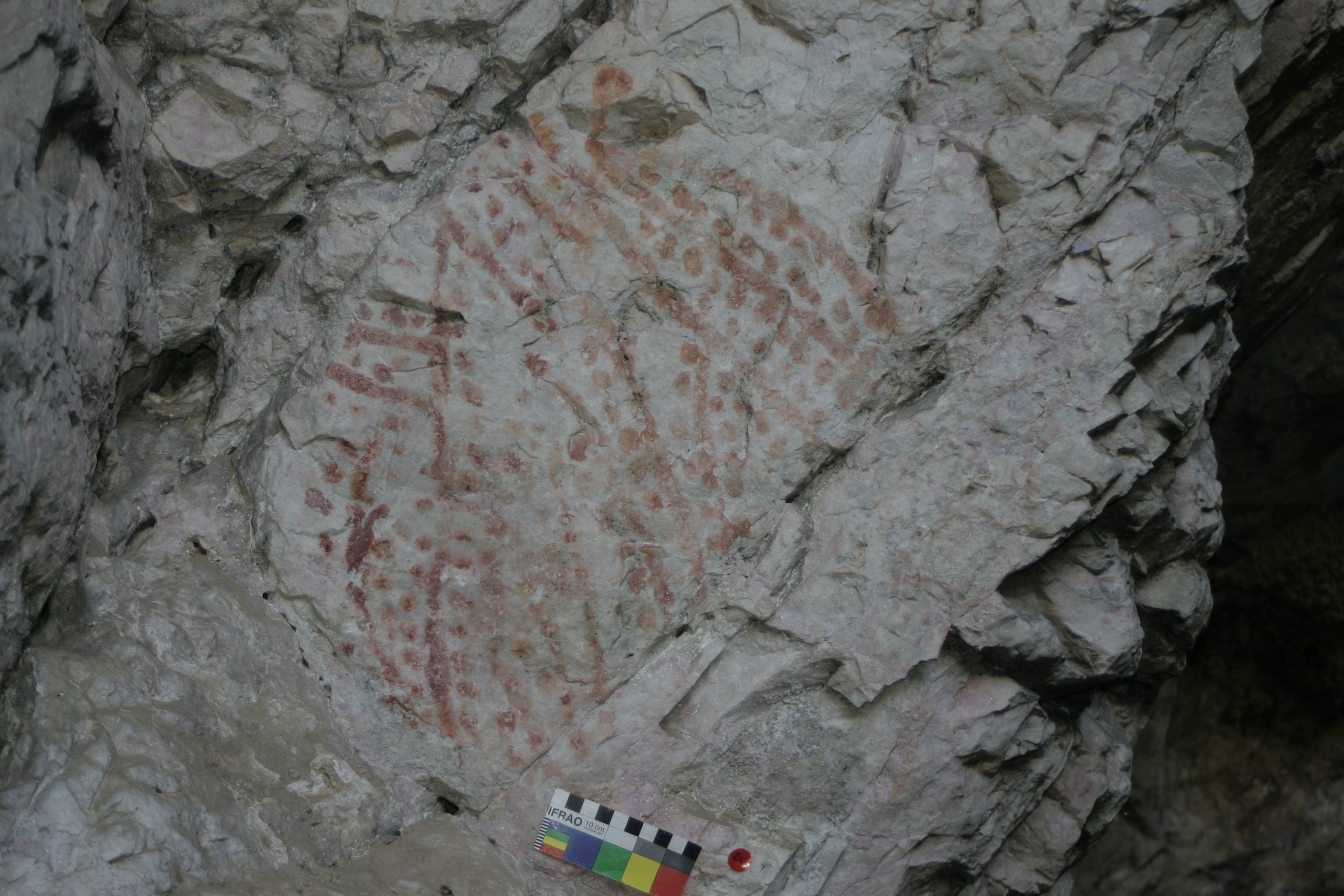 Nuevos hallazgos de pinturas rupestres en más de una docena de enclaves extremeños