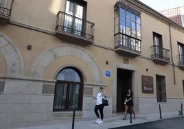 Edificio recién rehabilitado en la calle Parras de Cáceres para albergar apartamentos turísticos. Abrió sus puertas, tras la reforma, la pasada primavera.