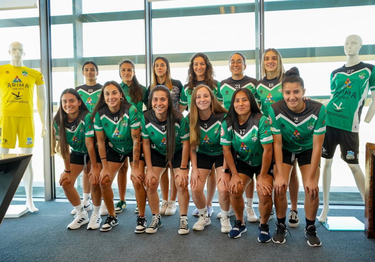 Las jugadoras del Sport con las nuevas equipaciones.