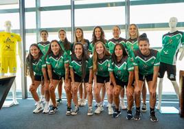 Las jugadoras del Sport con las nuevas equipaciones.