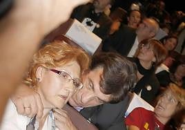 Javier Pizarro consuela a Carmen Heras por el fracaso de Cáceres 2016.