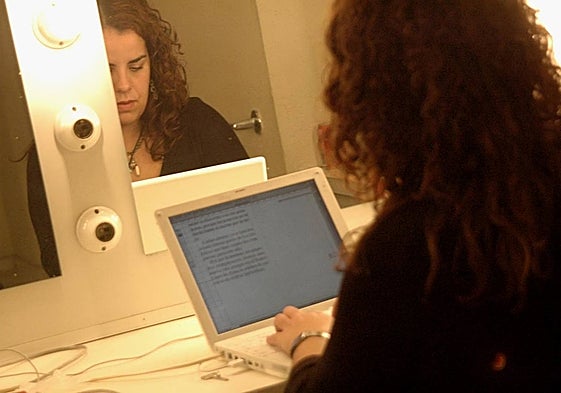 Miriam Fernández Rua trabajando en los camerinos del Teatro López de Ayala en Carnaval.