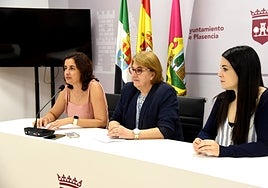Marisa Bermejo, edil de Cultura, presenta la muestra con representantes del centro.