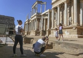 Un padre fotografía a sus hijas ayer, al mediodía, en la escena del Teatro Romano de Mérida.