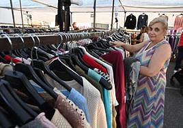 Ana Cordero aprovechó la tarde libre para comprar algo de ropa en el mercadillo extraordinario.