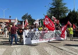 Concentración de trabajadores a las puertas de Cetarsa.