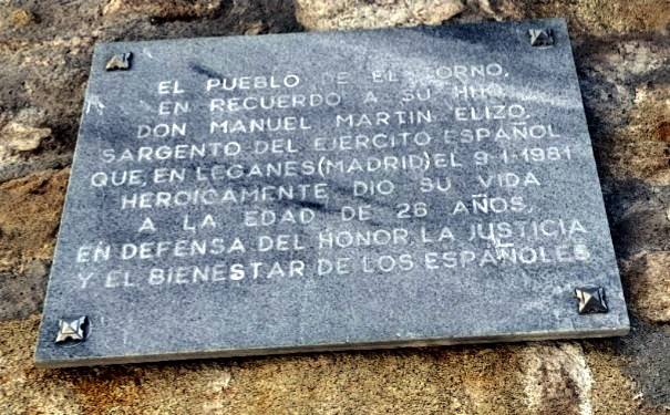 El texto que figura en la placa de homenaje.