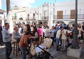 Imagen de archivo. Varios grupos de personas tomando algo en los locales de la plaza de Fregenal.