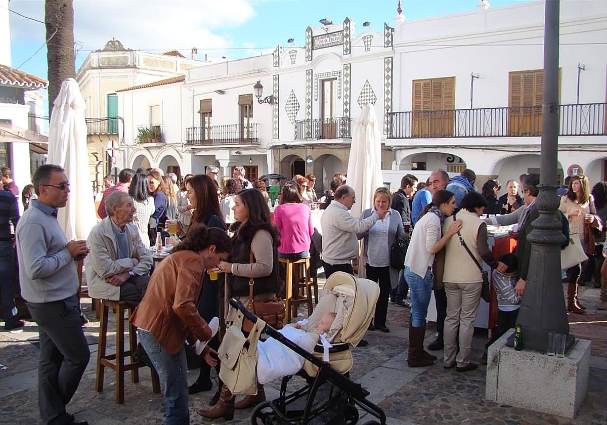 Imagen de archivo. Varios grupos de personas tomando algo en los locales de la plaza de Fregenal.
