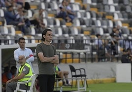 Tenorio, pensativo durante el partido ante el Unión Adarve.
