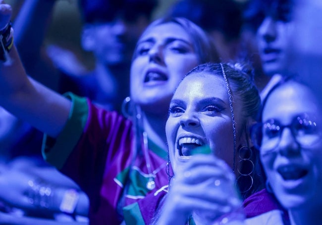 Jóvenes espectadoras en el concierto de Morad.