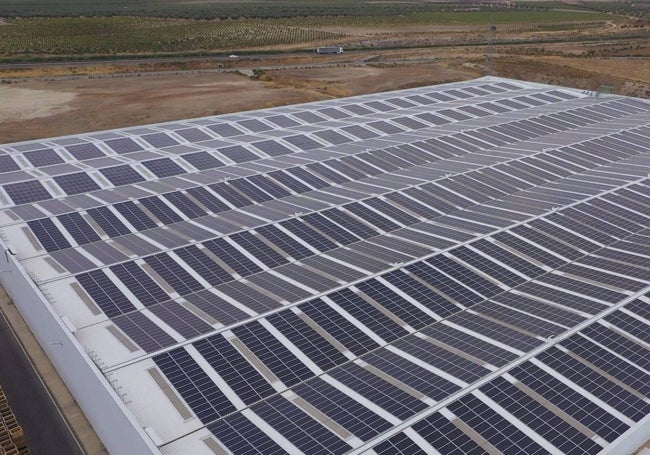 Techo cubierto de la fábrica de vidrio de Villafranca de los Barros con placas solares para autoconsumo.