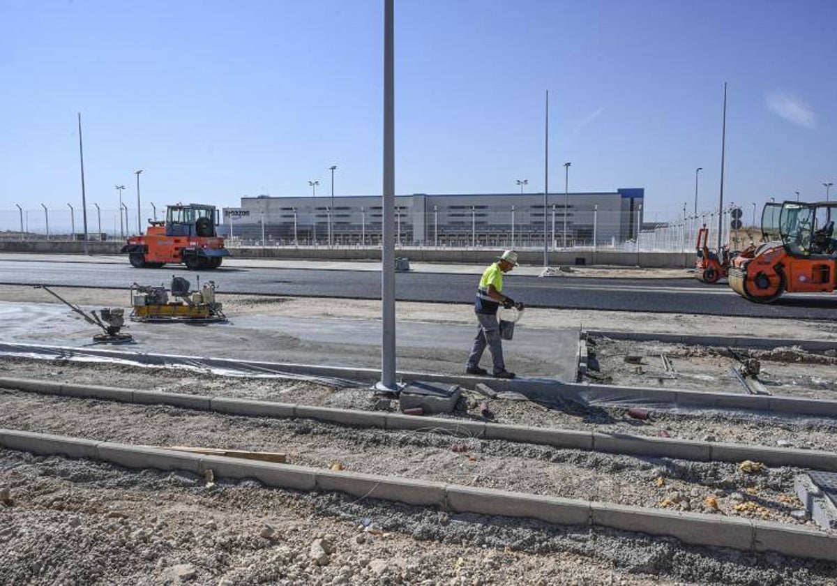 Los operarios realizan uno de los viales alrededor de Amazon en la plataforma logística del Suroeste Europeo.