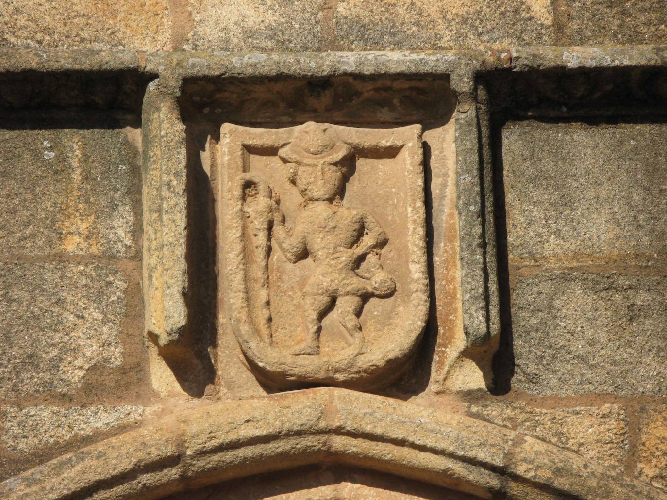 El peregrino de piedra de la Iglesia de Santiago de los Caballeros. Los caballeros de la Orden de Santiago cuidaban de los peregrinos.