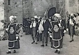 La procesión cívica de las dos corporaciones, con banderas y maceros, por la Ciudad Monumental de Cáceres en 1973