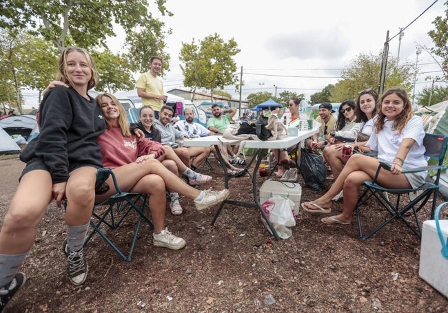 Un grupo de jóvenes de distintas procedencias en el camping del Extremúsika.