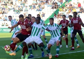 Acción del duelo de este sábado entre el Córdoba y el Mérida en El Arcángel.