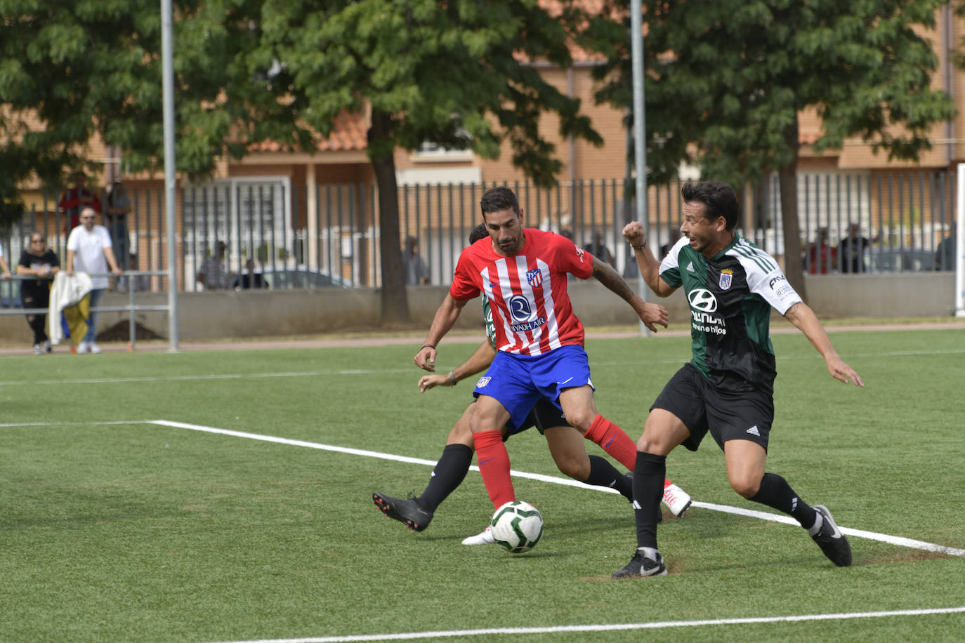 Leyendas colchoneras y del Badajoz ponen el broche al congreso de peñas del Atlético