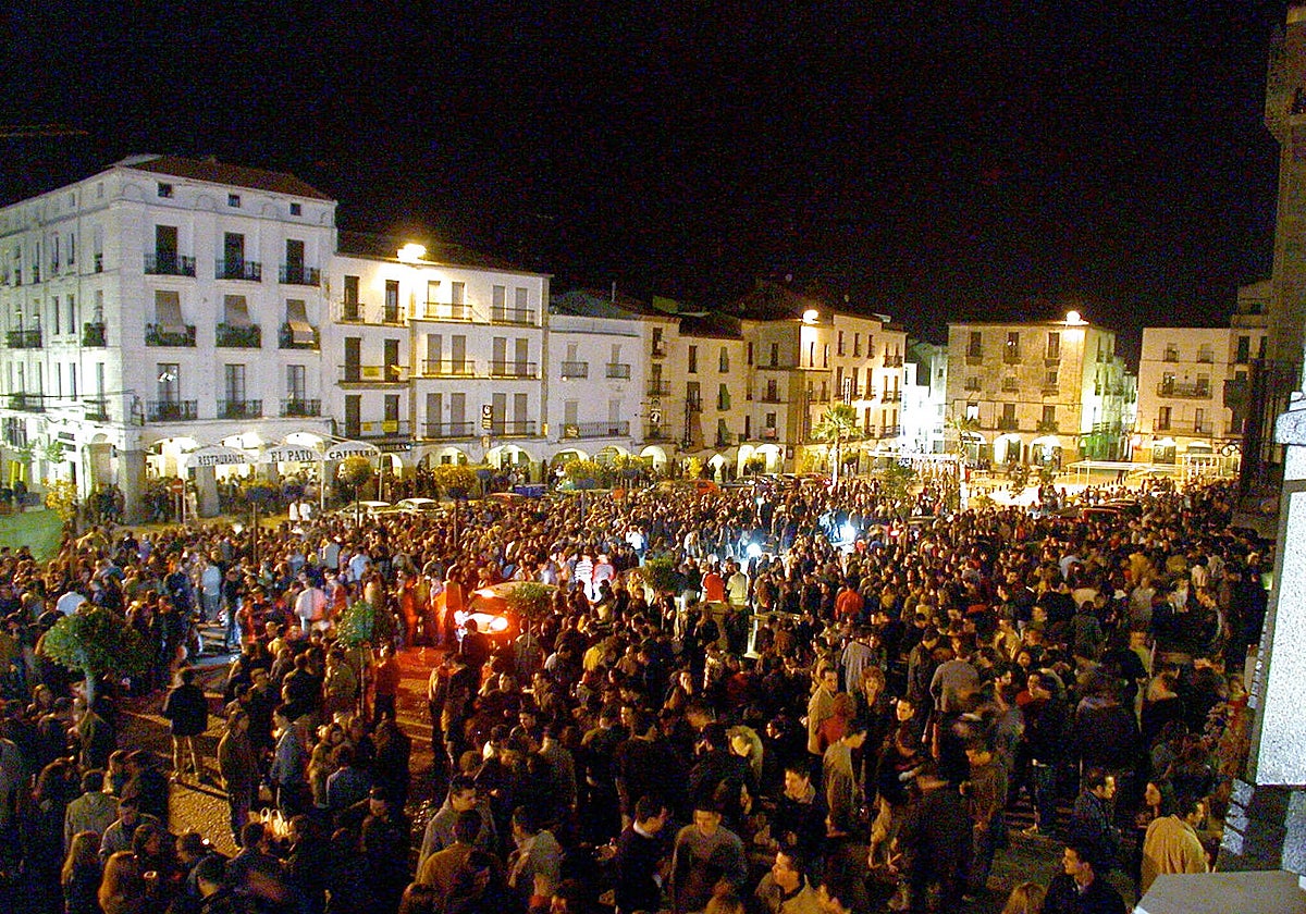 Imagen de la Plaza Mayor un fin de semana antes de su prohibición en marzo de 2003.