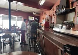 Mariano siempre atento al servicio del bar y a sus clientes.