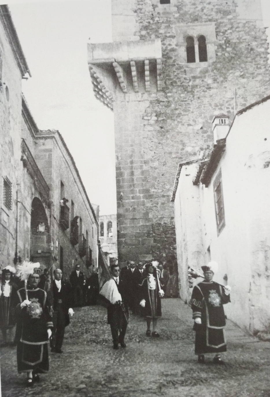 Fotografía de la procesión cívica de los concejales y alcaldes de las dos ciudades, con sus banderas y maceros el 28 de octubre de 1973. Fueron desde el Ayuntamiento a la Iglesia de Santiago de los Caballeros. En esta imagen de lo que ahora es la plazuela del Socorro, a la derecha se ven unas casas que ya no existen.