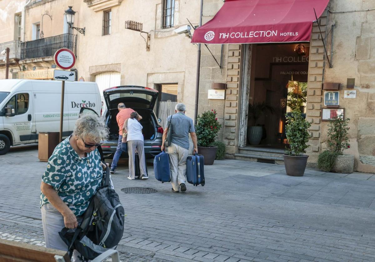 Turistas llegando a un hotel de la plaza de San Juan.