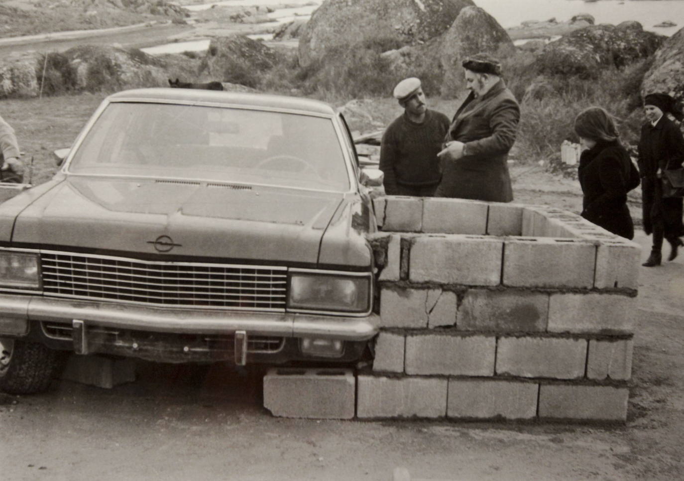 Vostell, durante la creación de una de sus obras en Los Barruecos. 