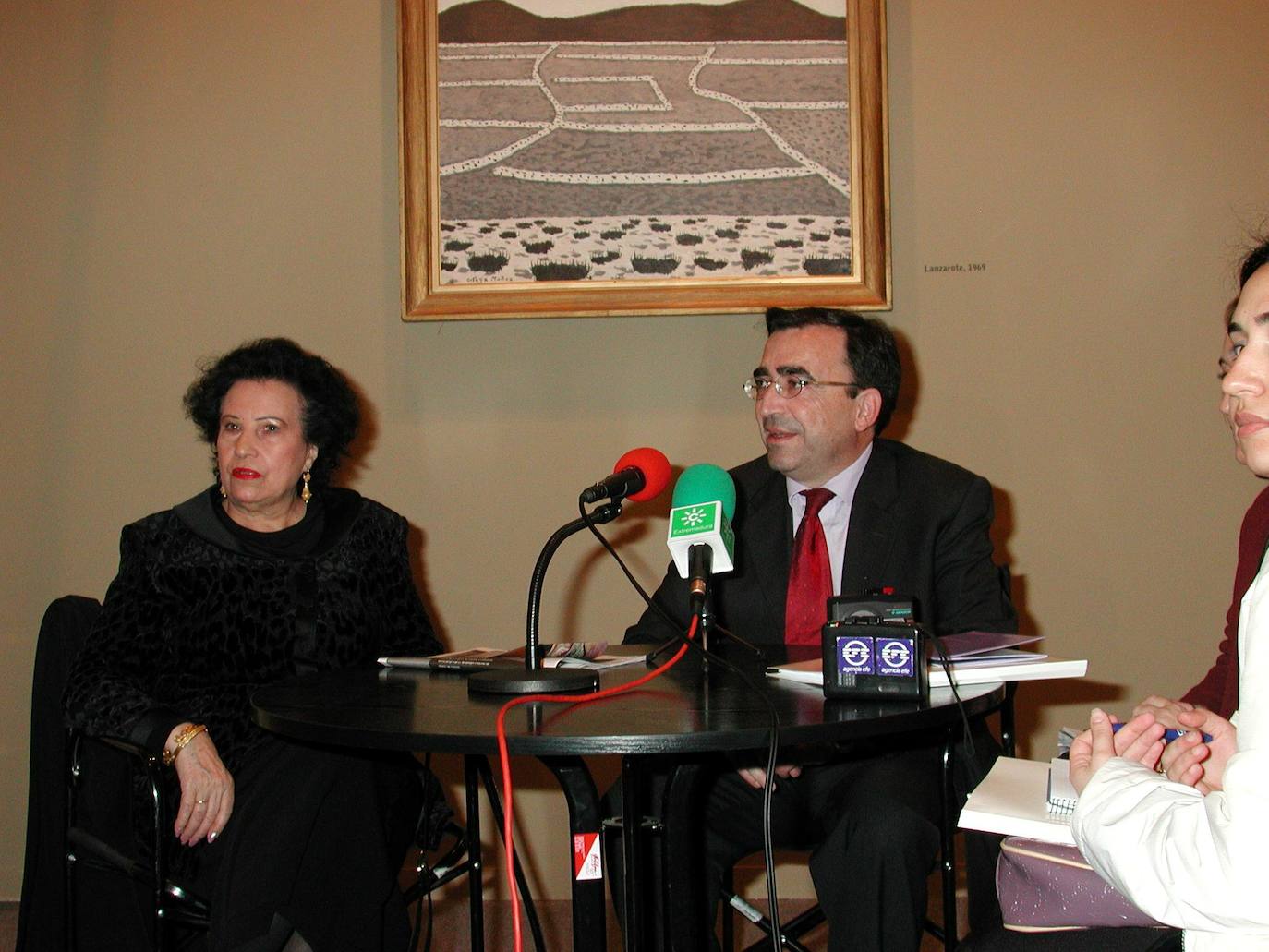 Mercedes Guardado, durante una rueda de prensa en Arco 2002. Junto a ella, el aquel entonces consejero de Cultura, Francisco Muñoz. 