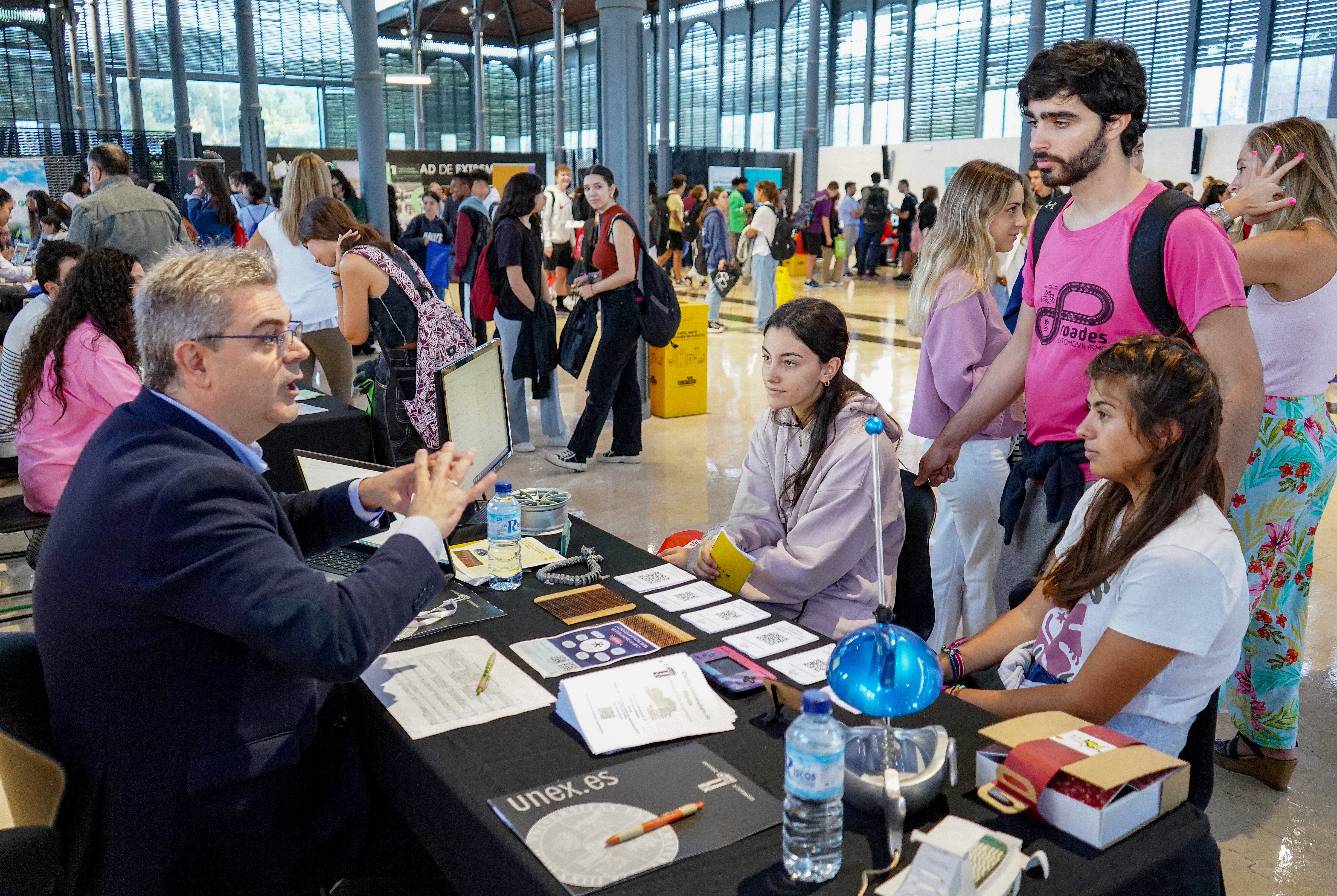 El director del Centro Universitario de Mérida, Pedro Pardo, explica a varios estudiantes los grados que se imparten