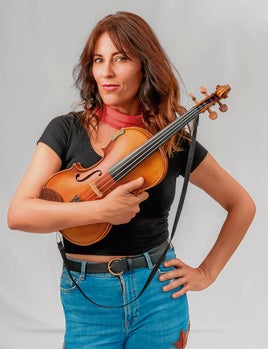 Ana Maou junto a su violín.