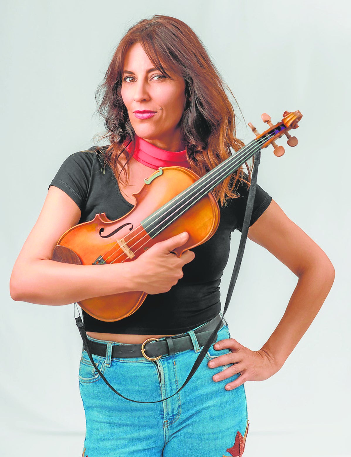 Ana Maou junto a su violín.