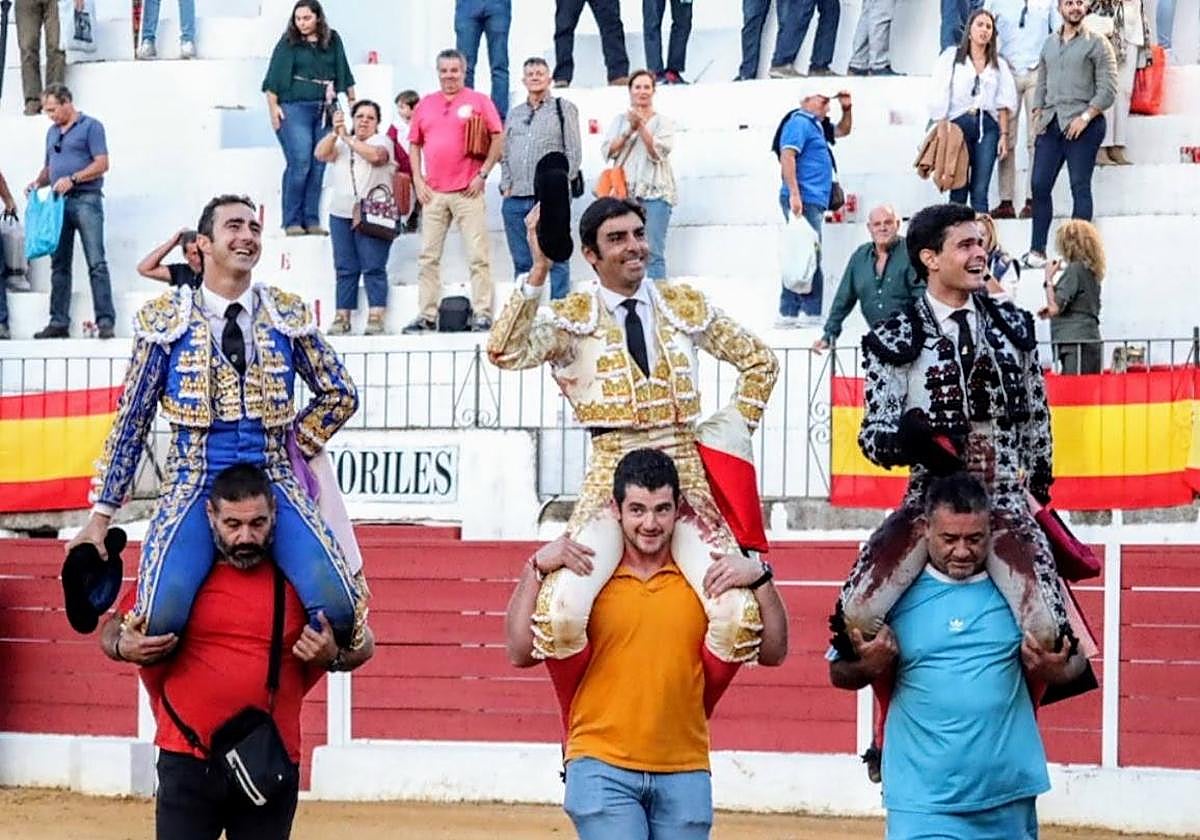 Salida a hombros de la plaza