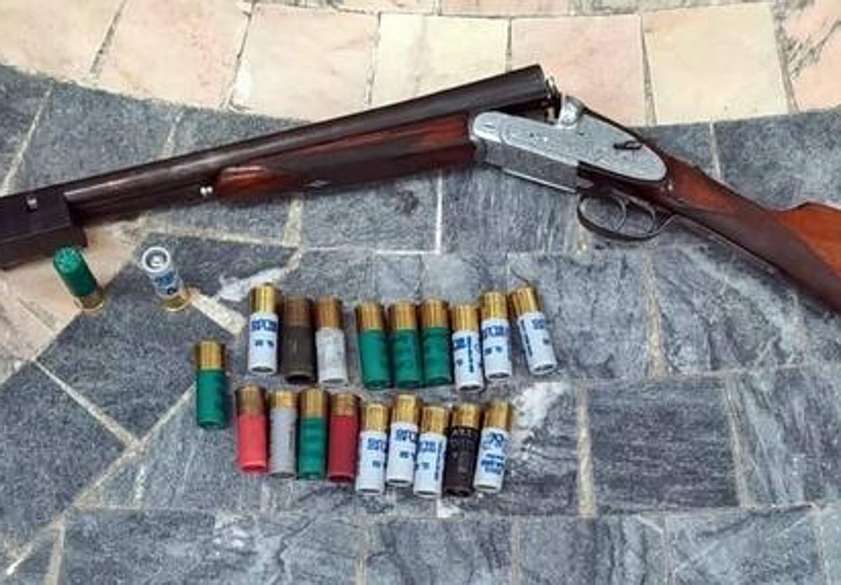 Arma y munición intervenidos por la Guardia Civil de Castuera.