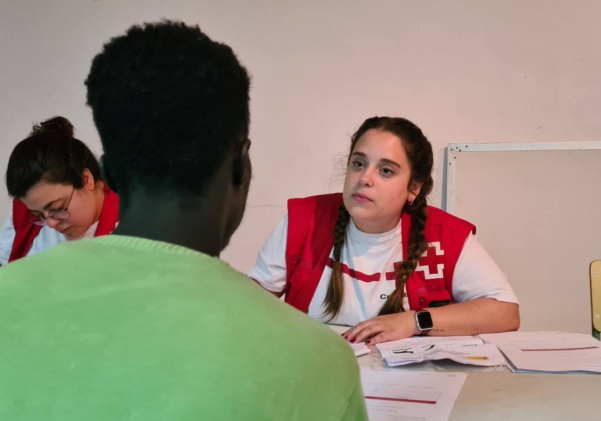 Personal de Cruz Roja atiende a los migrantes en el centro de Mérida.