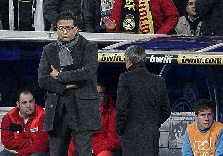 Iñaki Alonso en el banquillo del Bernabéu con el Murcia en la eliminatoria de Copa del Rey ante el Real Madrid en 2010.