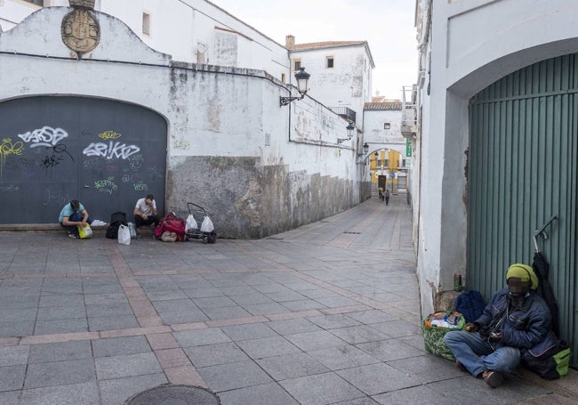 Usuarios del centro de emergencia social de la calle Ríos Verdes esperando en la calle para poder acceder a las instalaciones.