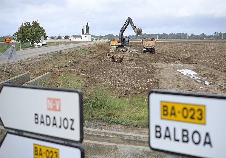 Máquinas trabajando este miércoles junto a la BA-023, que será ensanchada.