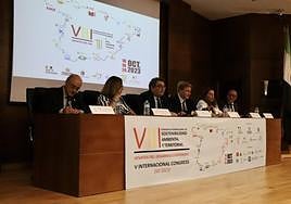 Mercedes Morán, segunda por la izquierda, junto a otras personalidades en el VII Congreso de Sostenibilidad Ambiental y Territorial del Fisat.