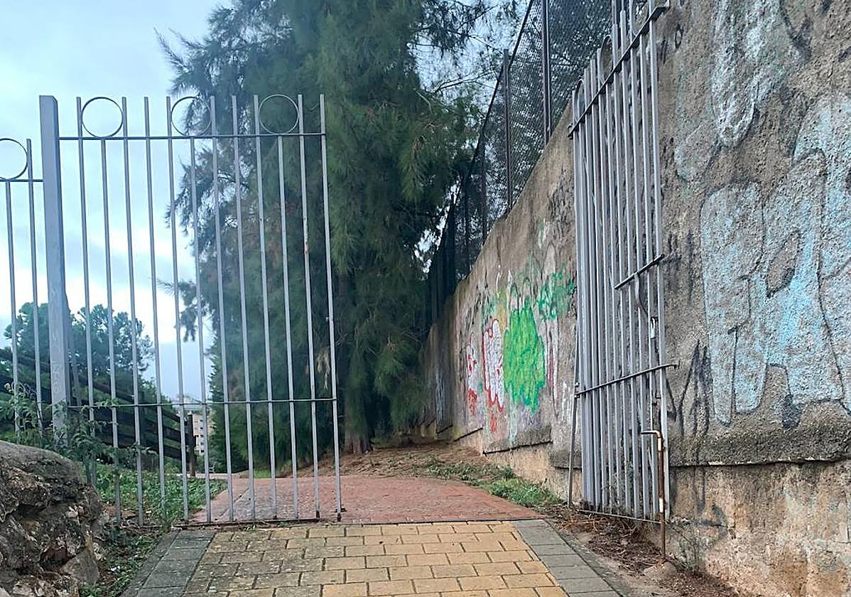 Una de las puertas de entrada al parque del Rodeo de Cáceres abierta esta mañana.