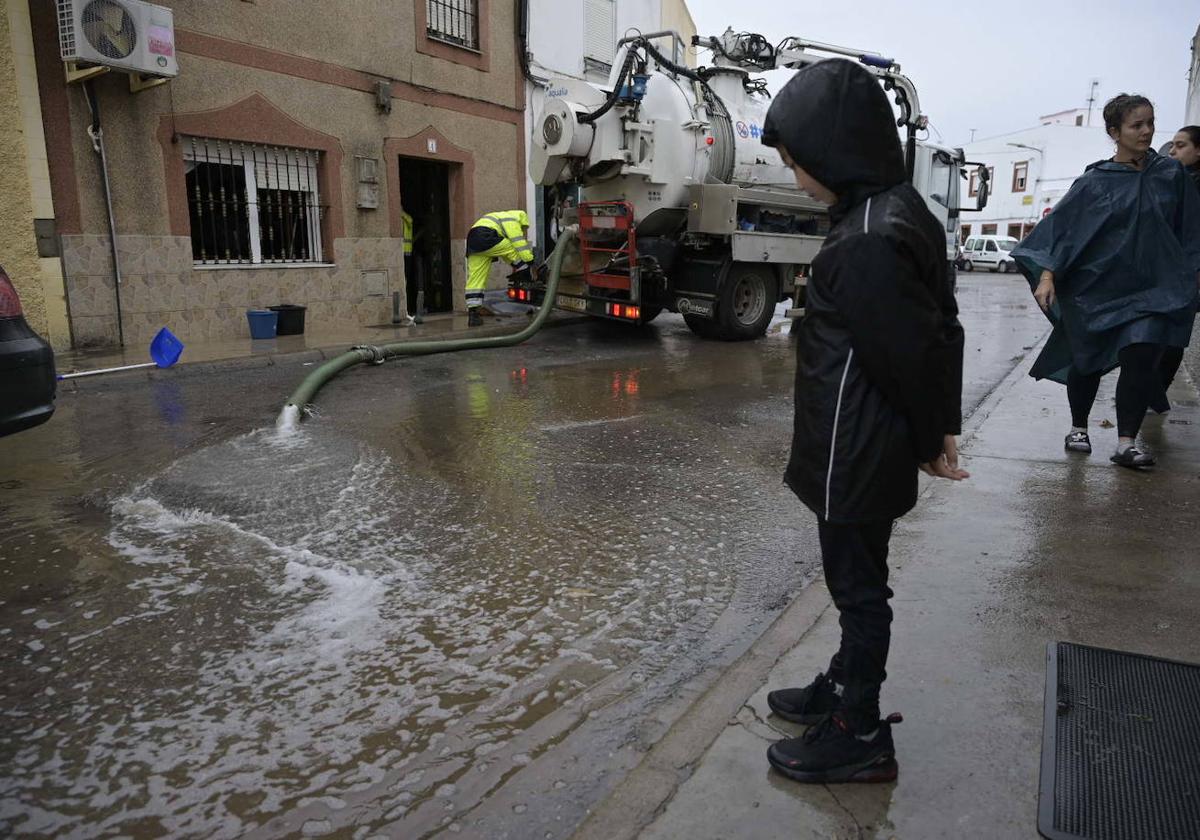 Una de las calles del barrio de Las Moreras, donde los vecinos y técnicos trabajan para evitar que el agua entre a las casas