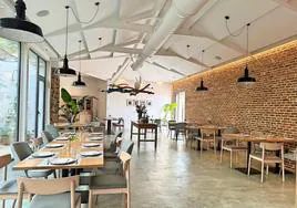 Salón comedor de moderno diseño del restaurante Fe de Salvatierra de Santiago.