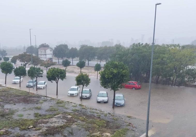 La calle Hermanos Merino de Badajoz, anegada por las intensas lluvias.