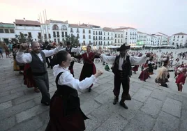 Baile del Redoble en la Plaza Mayor de Cáceres con motivo del pasado Día de Extremadura.