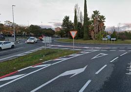 Rotonda junto al centro comercial Carrefour en Cáceres.