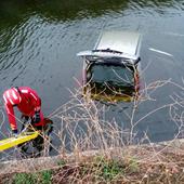 Incidencias en la provincia de Badajoz por la lluvia: rescate de personas atrapadas y coches caídos al canal